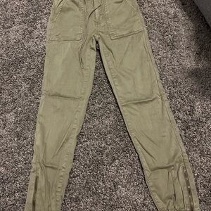 Womens army green American Eagle skinny cargos, size 0 short.